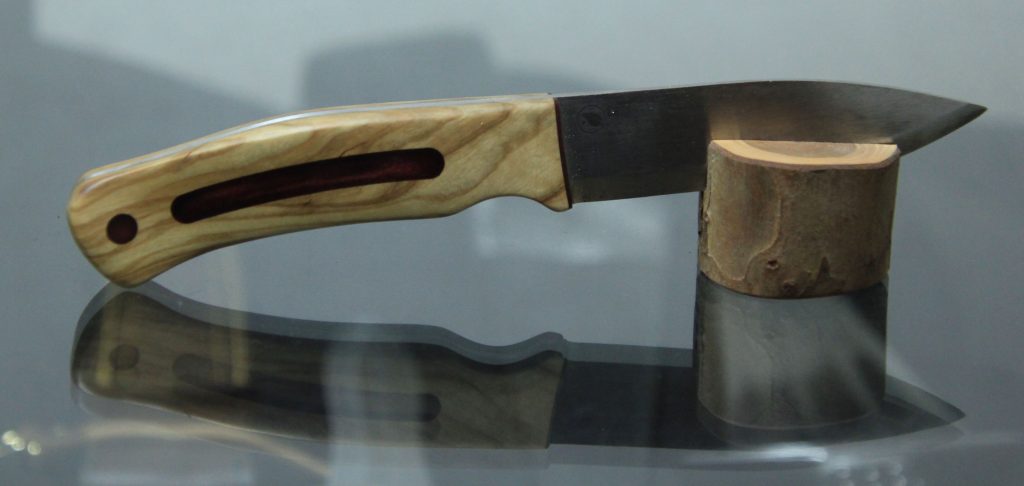Messergriff aus Olivenholz mit rubinroter Harz Einlage